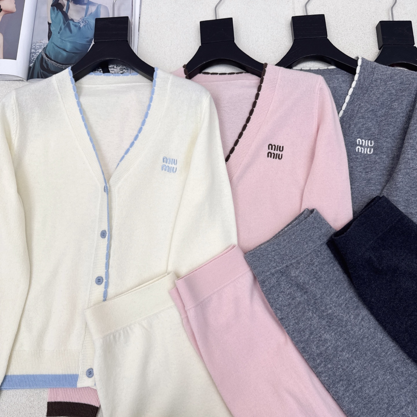 Miu 25Ss———秋冬最新款慵懒风羊毛套装🤍撞色镶边装饰V领开衫+松紧腰直筒裤 百分百精纺羊毛纱线面