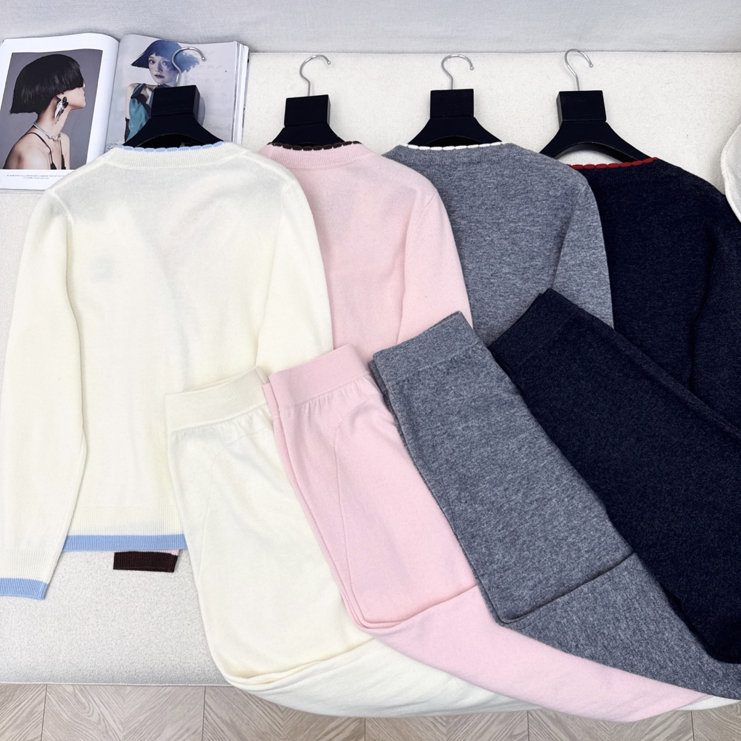 Miu 25Ss———秋冬最新款慵懒风羊毛套装🤍撞色镶边装饰V领开衫+松紧腰直筒裤 百分百精纺羊毛纱线面