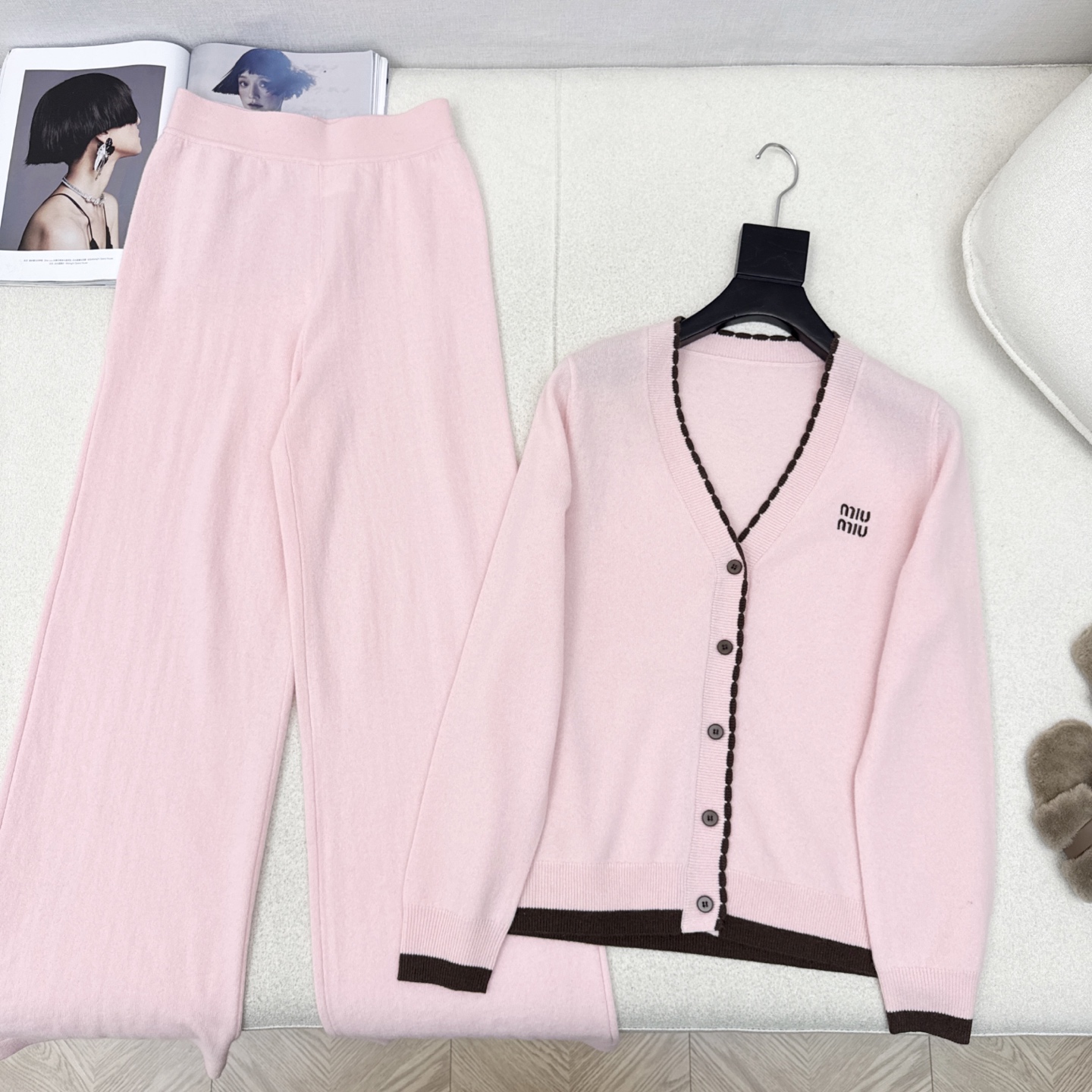 Miu 25Ss———秋冬最新款慵懒风羊毛套装🤍撞色镶边装饰V领开衫+松紧腰直筒裤 百分百精纺羊毛纱线面