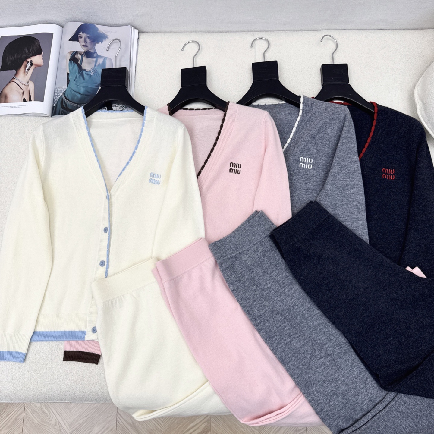 Miu 25Ss———秋冬最新款慵懒风羊毛套装🤍撞色镶边装饰V领开衫+松紧腰直筒裤 百分百精纺羊毛纱线面