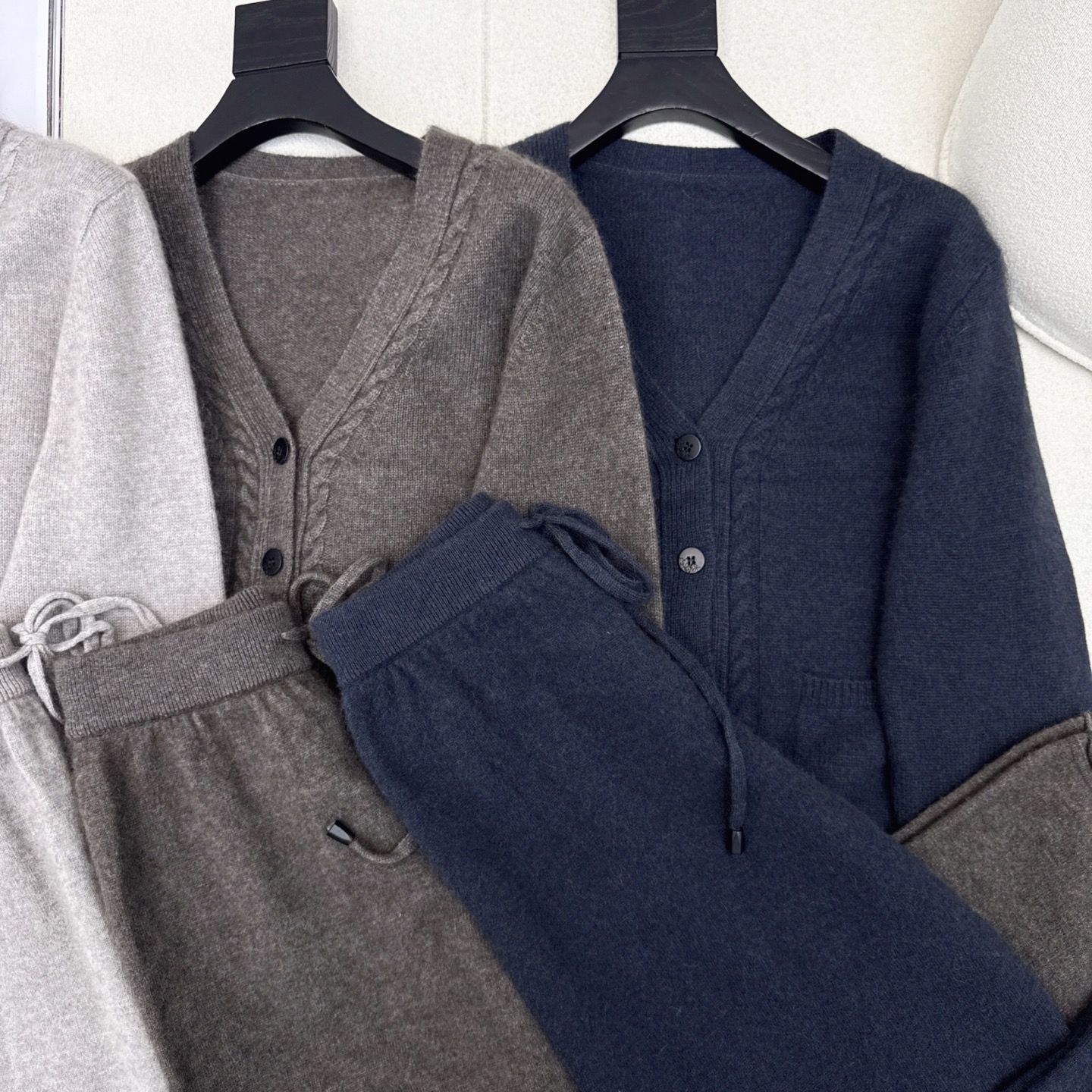 lp🆕 25Ss———秋冬最新款慵懒风羊毛套装🖤立体麻花纹理镶边领针织开衫+松紧腰直筒裤 百分百精纺羊毛