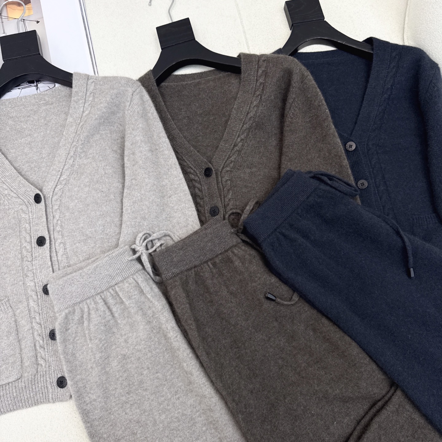 lp🆕 25Ss———秋冬最新款慵懒风羊毛套装🖤立体麻花纹理镶边领针织开衫+松紧腰直筒裤 百分百精纺羊毛