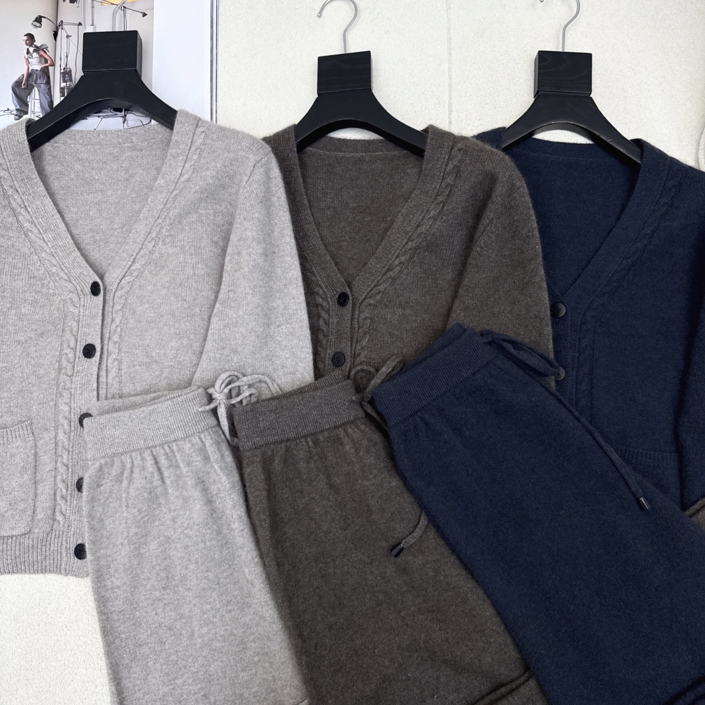 lp🆕 25Ss———秋冬最新款慵懒风羊毛套装🖤立体麻花纹理镶边领针织开衫+松紧腰直筒裤 百分百精纺羊毛