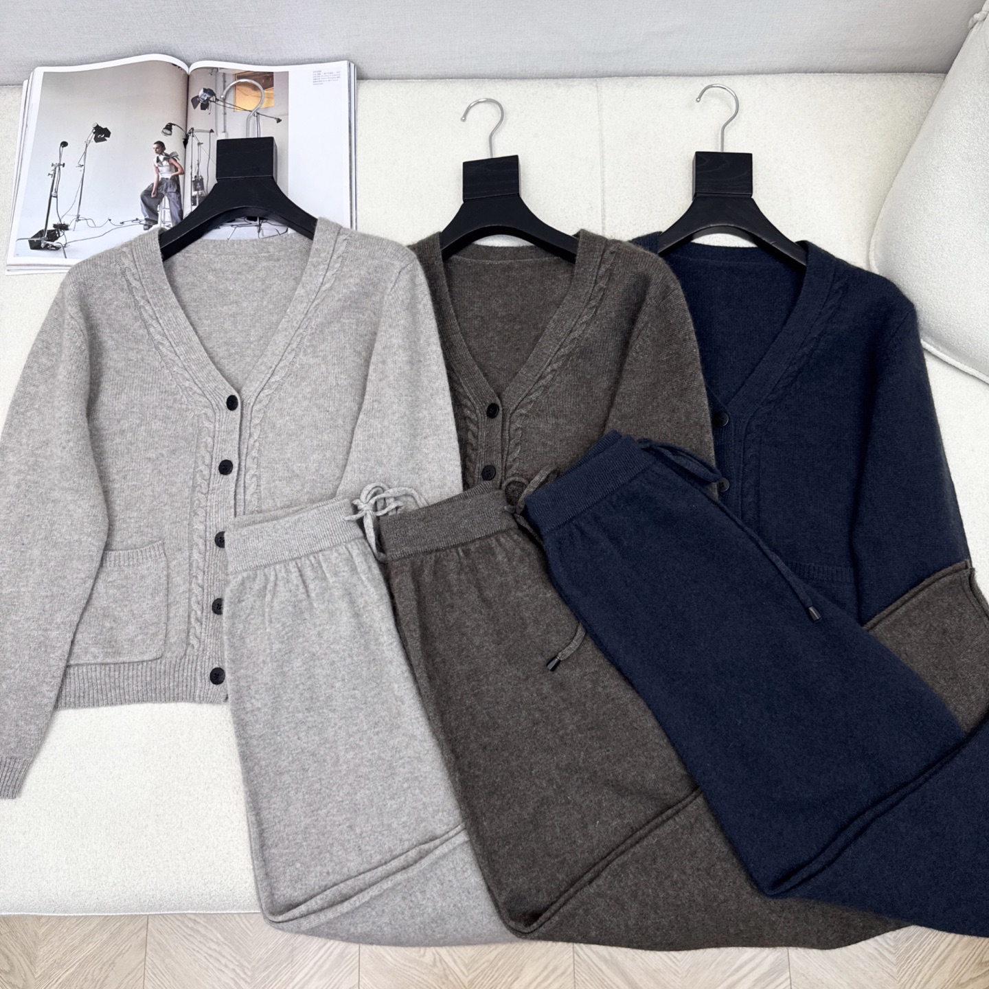 lp🆕 25Ss———秋冬最新款慵懒风羊毛套装🖤立体麻花纹理镶边领针织开衫+松紧腰直筒裤 百分百精纺羊毛