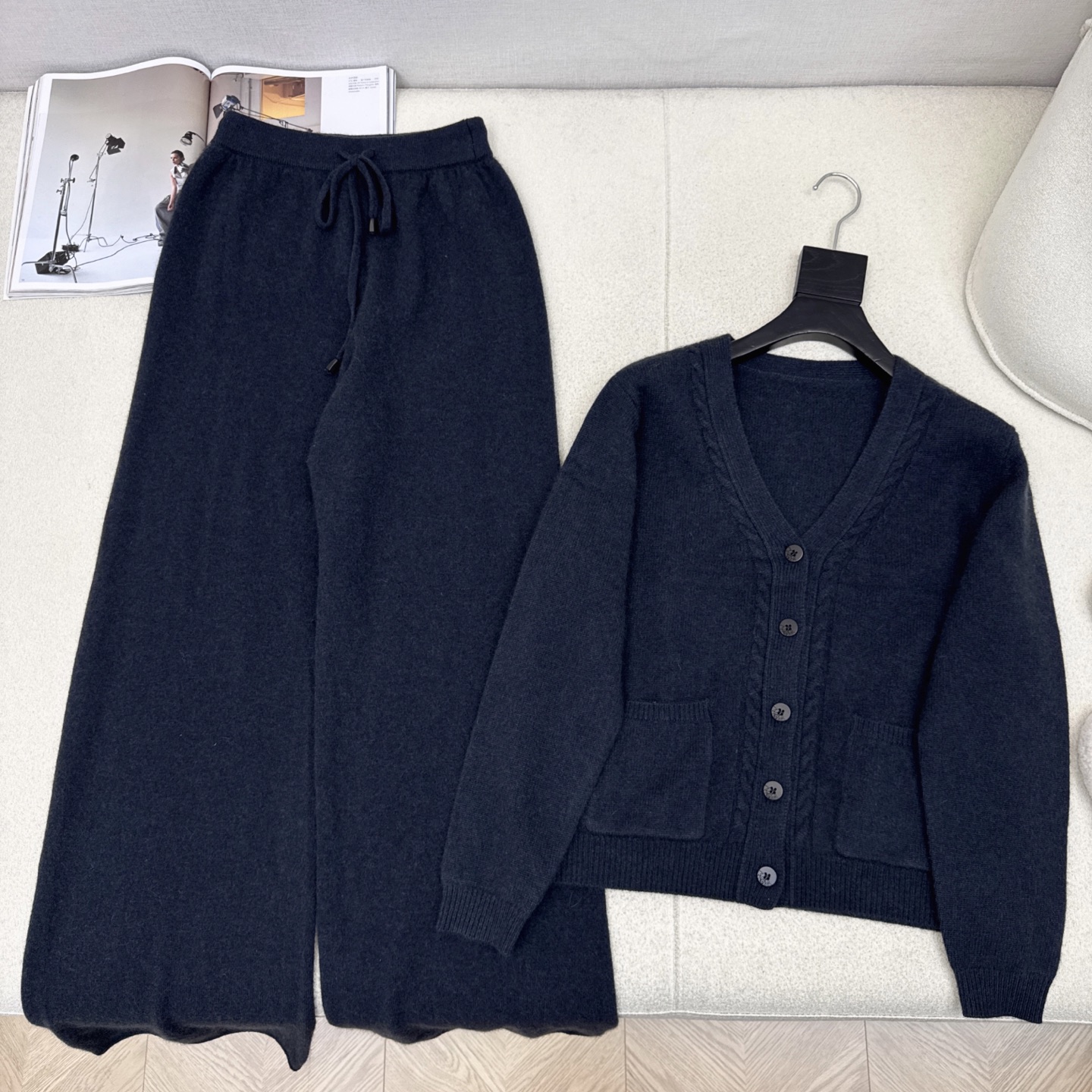 lp🆕 25Ss———秋冬最新款慵懒风羊毛套装🖤立体麻花纹理镶边领针织开衫+松紧腰直筒裤 百分百精纺羊毛