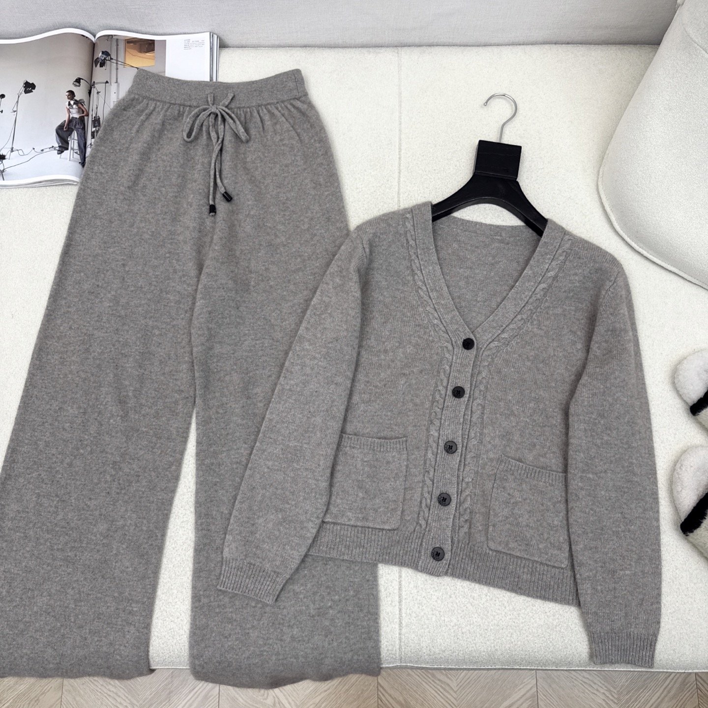 lp🆕 25Ss———秋冬最新款慵懒风羊毛套装🖤立体麻花纹理镶边领针织开衫+松紧腰直筒裤 百分百精纺羊毛