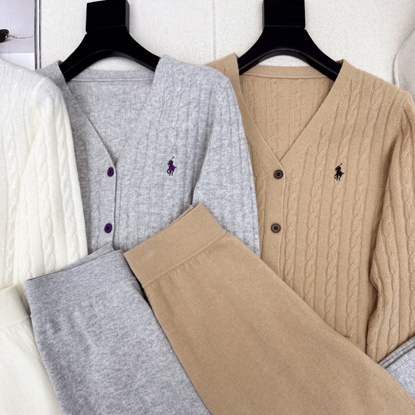 RL 25Ss———秋冬最新款慵懒风羊毛套装🤍立体麻花纹理钩织V领针织开衫+松紧腰直筒裤 百分百精纺羊毛