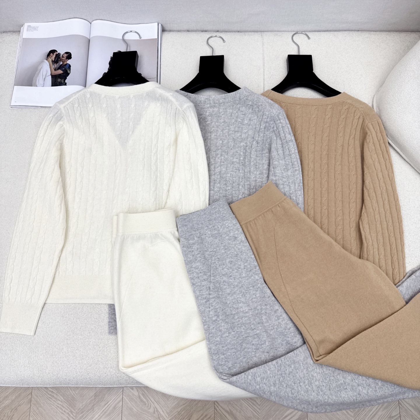 RL 25Ss———秋冬最新款慵懒风羊毛套装🤍立体麻花纹理钩织V领针织开衫+松紧腰直筒裤 百分百精纺羊毛