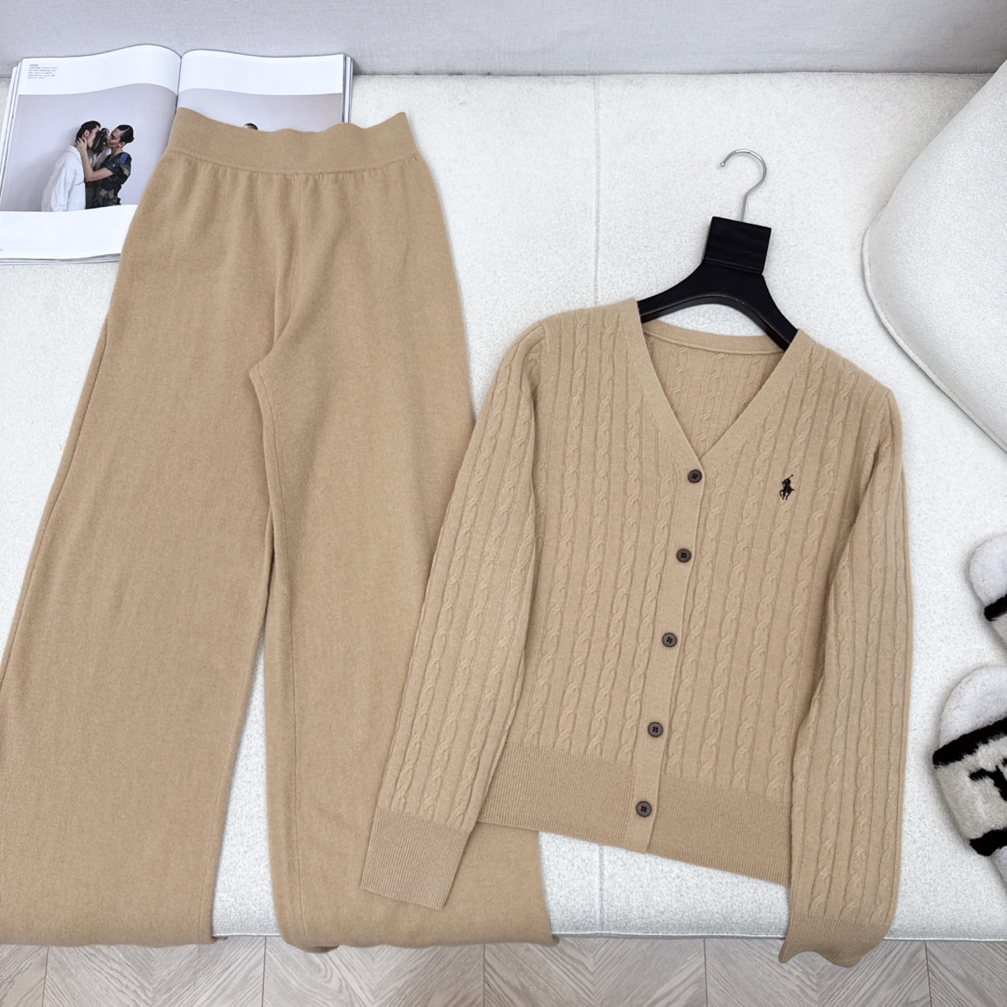 RL 25Ss———秋冬最新款慵懒风羊毛套装🤍立体麻花纹理钩织V领针织开衫+松紧腰直筒裤 百分百精纺羊毛