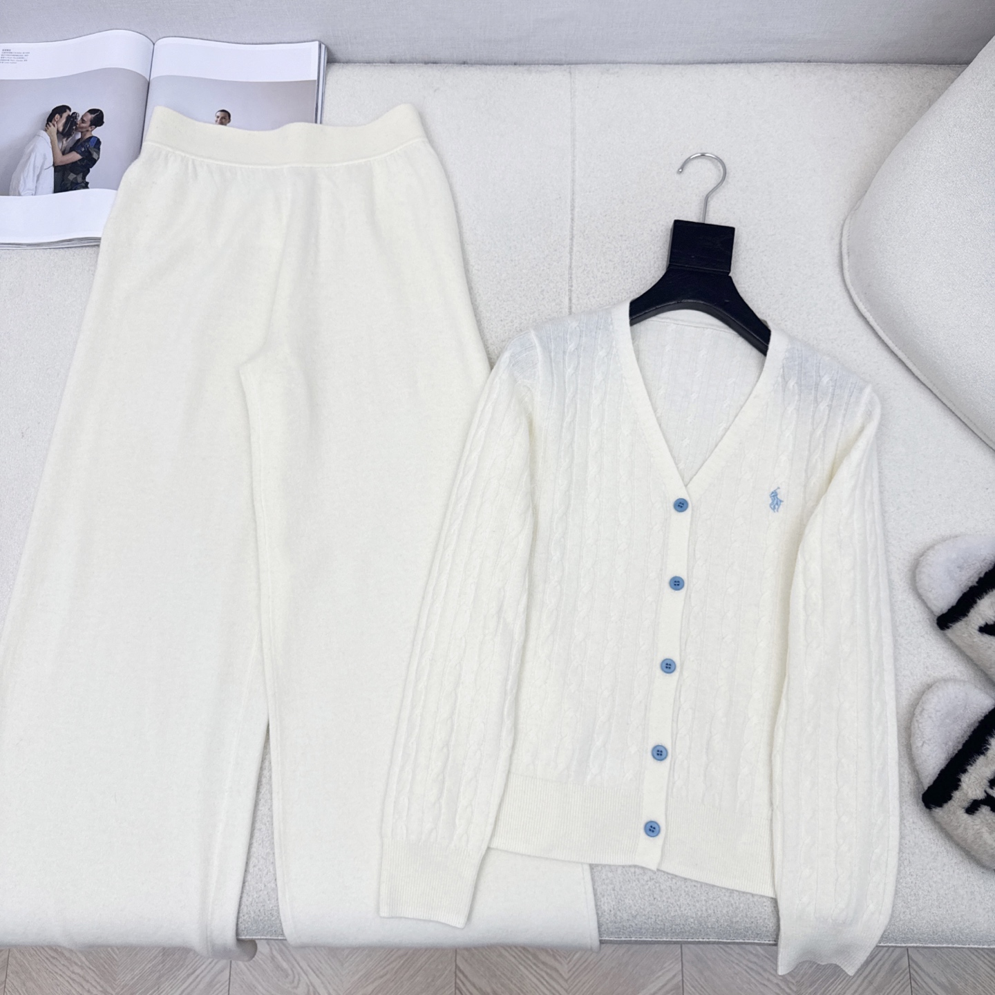 RL 25Ss———秋冬最新款慵懒风羊毛套装🤍立体麻花纹理钩织V领针织开衫+松紧腰直筒裤 百分百精纺羊毛