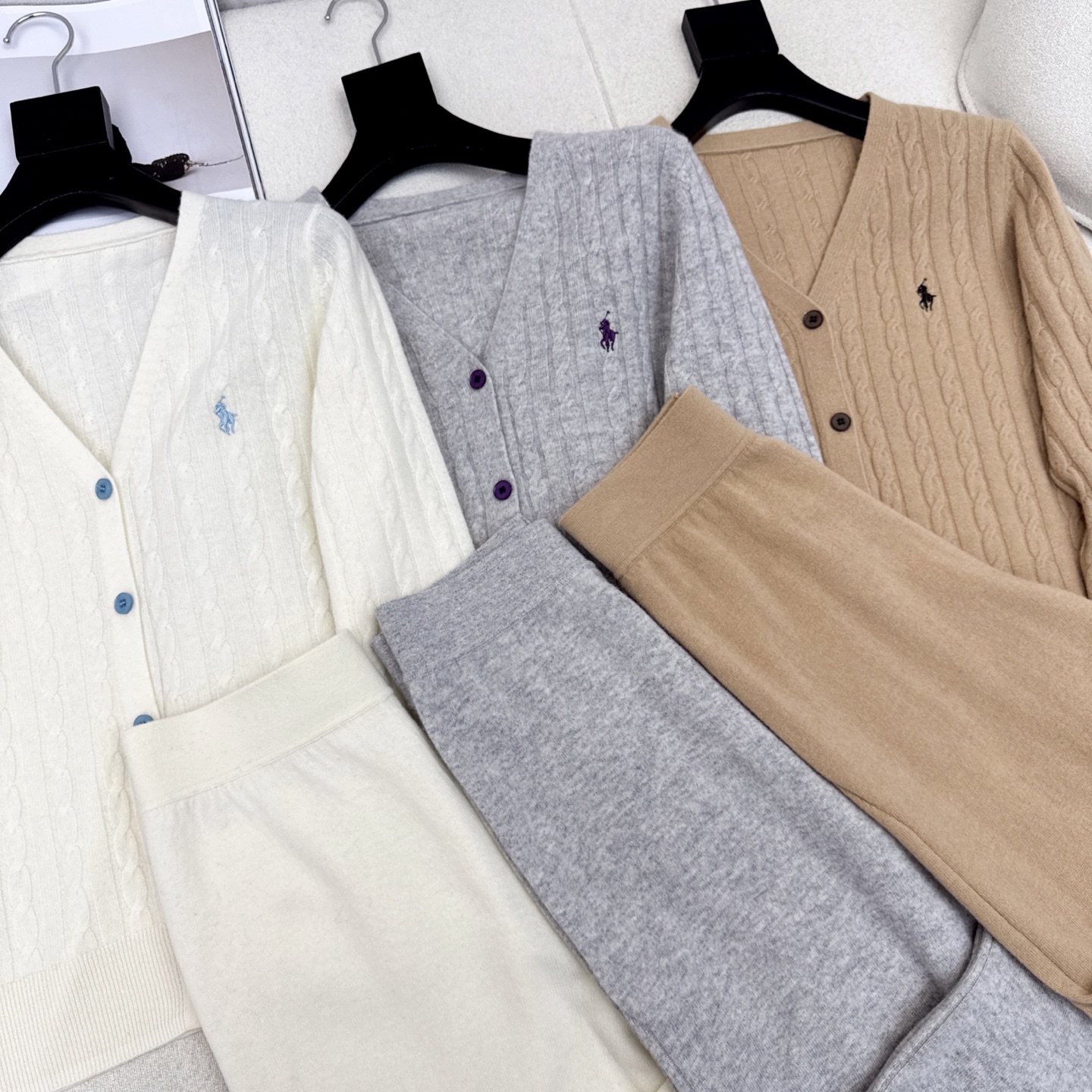 RL 25Ss———秋冬最新款慵懒风羊毛套装🤍立体麻花纹理钩织V领针织开衫+松紧腰直筒裤 百分百精纺羊毛