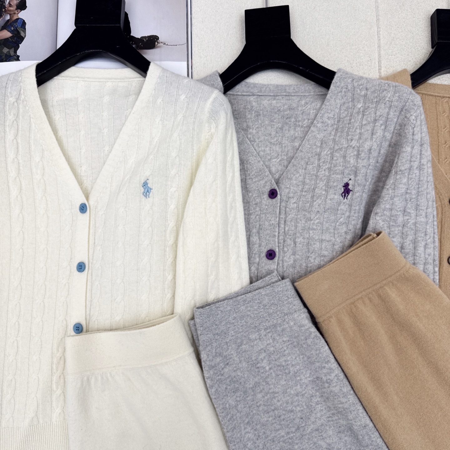 RL 25Ss———秋冬最新款慵懒风羊毛套装🤍立体麻花纹理钩织V领针织开衫+松紧腰直筒裤 百分百精纺羊毛