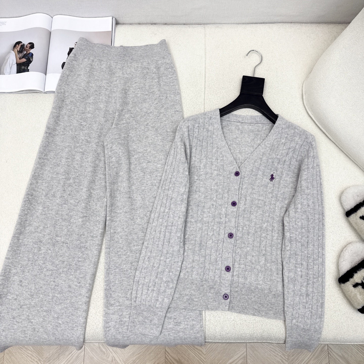 RL 25Ss———秋冬最新款慵懒风羊毛套装🤍立体麻花纹理钩织V领针织开衫+松紧腰直筒裤 百分百精纺羊毛