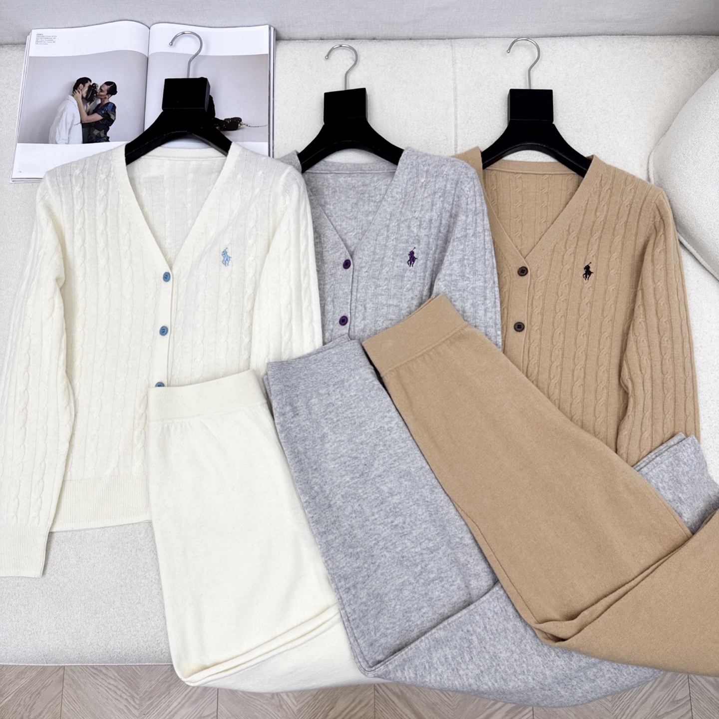 RL 25Ss———秋冬最新款慵懒风羊毛套装🤍立体麻花纹理钩织V领针织开衫+松紧腰直筒裤 百分百精纺羊毛