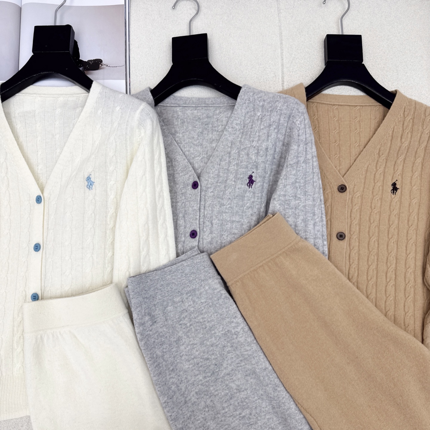 RL 25Ss———秋冬最新款慵懒风羊毛套装🤍立体麻花纹理钩织V领针织开衫+松紧腰直筒裤 百分百精纺羊毛