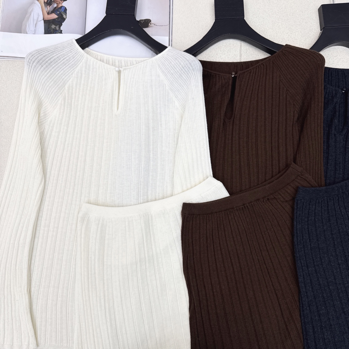 lp🆕 25Ss———秋冬最新款慵懒风羊毛套装🤍坑条喇叭袖慵懒毛衣+松紧腰半裙 百分百精纺羊毛纱线面料 