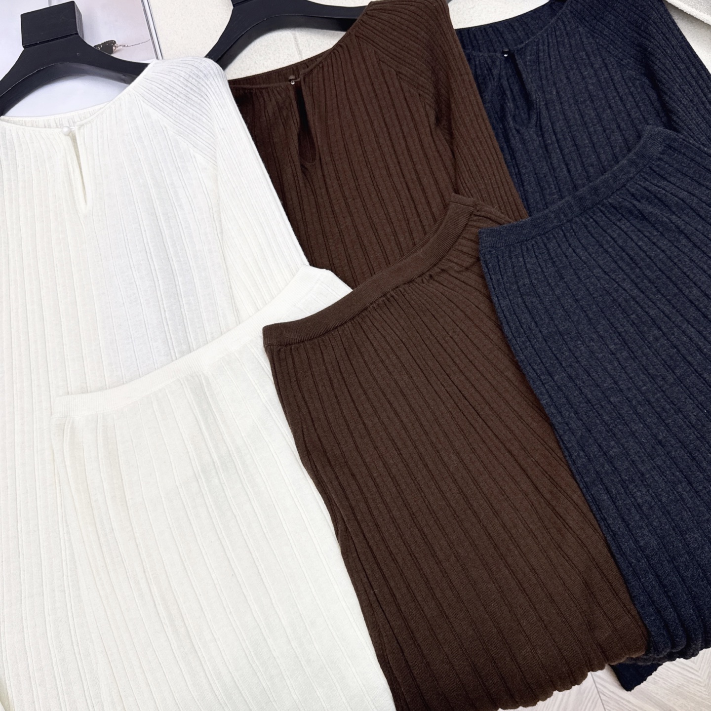 lp🆕 25Ss———秋冬最新款慵懒风羊毛套装🤍坑条喇叭袖慵懒毛衣+松紧腰半裙 百分百精纺羊毛纱线面料 