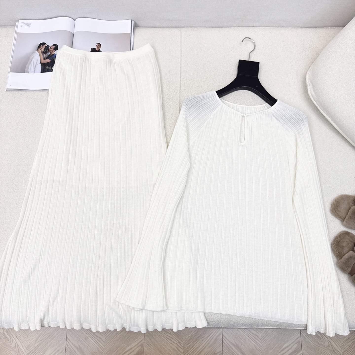 lp🆕 25Ss———秋冬最新款慵懒风羊毛套装🤍坑条喇叭袖慵懒毛衣+松紧腰半裙 百分百精纺羊毛纱线面料 