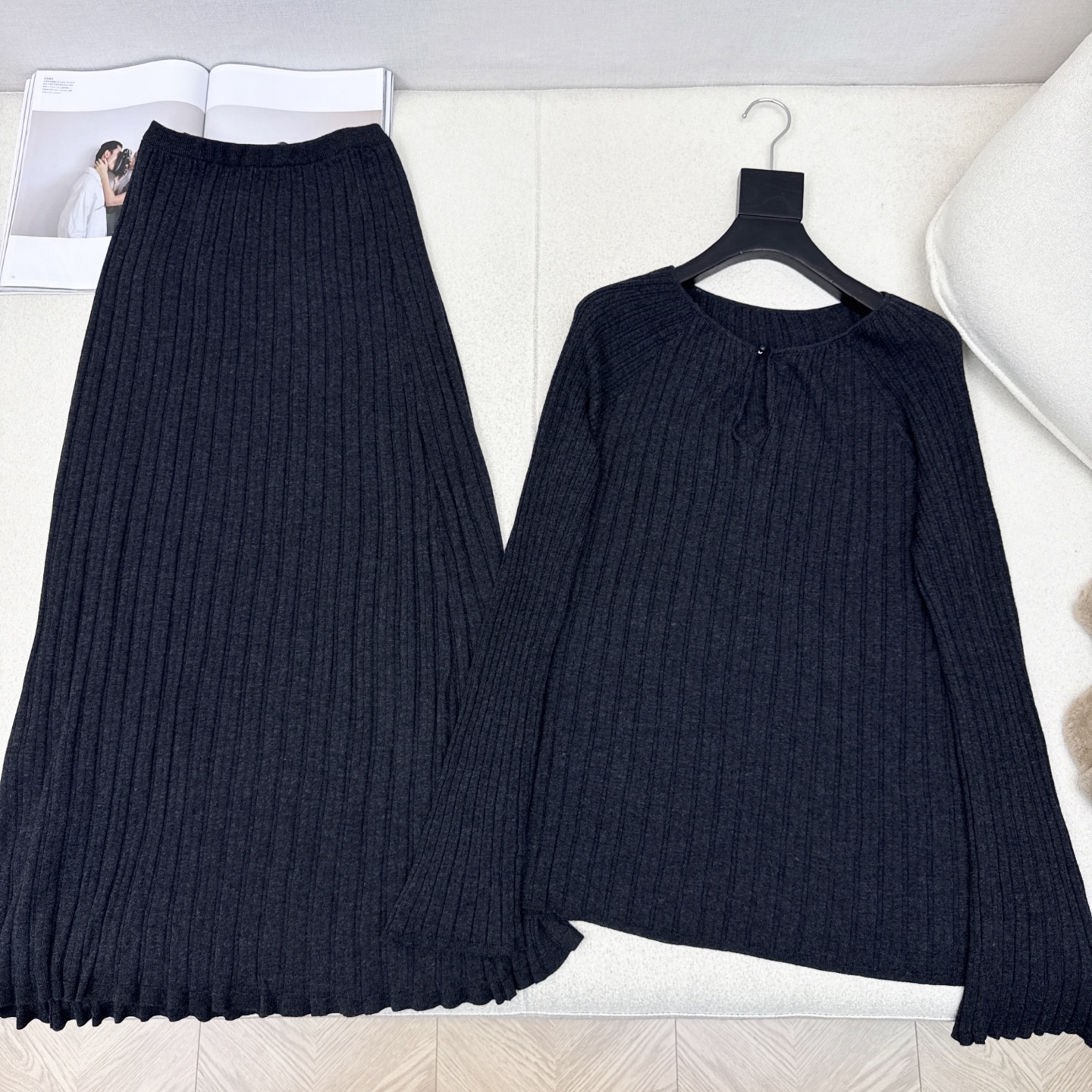 lp🆕 25Ss———秋冬最新款慵懒风羊毛套装🤍坑条喇叭袖慵懒毛衣+松紧腰半裙 百分百精纺羊毛纱线面料 