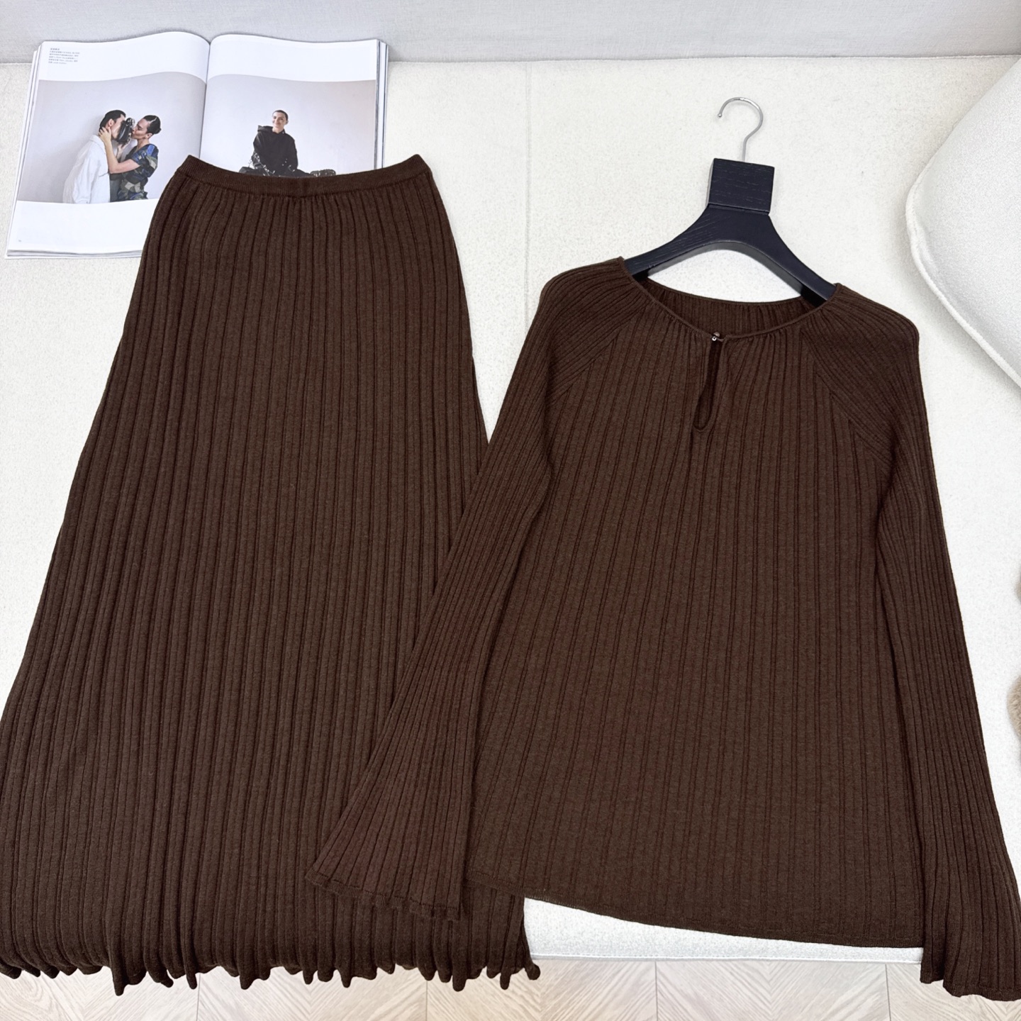 lp🆕 25Ss———秋冬最新款慵懒风羊毛套装🤍坑条喇叭袖慵懒毛衣+松紧腰半裙 百分百精纺羊毛纱线面料 