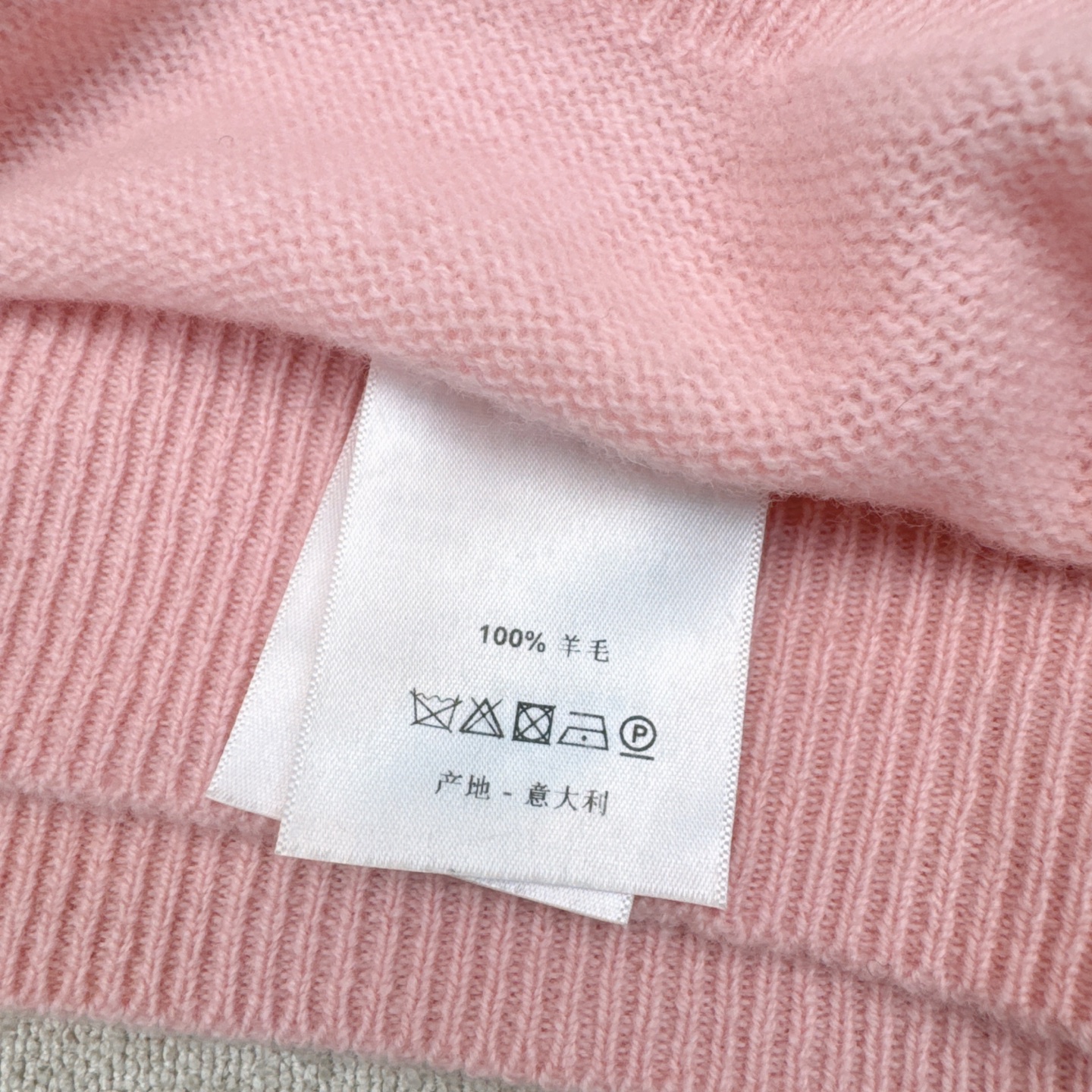 C家 25Ss———秋冬最新款慵懒风羊毛套装🤍立体山茶花装饰假两件毛衣+松紧腰直筒裤 百分百精纺羊毛纱线