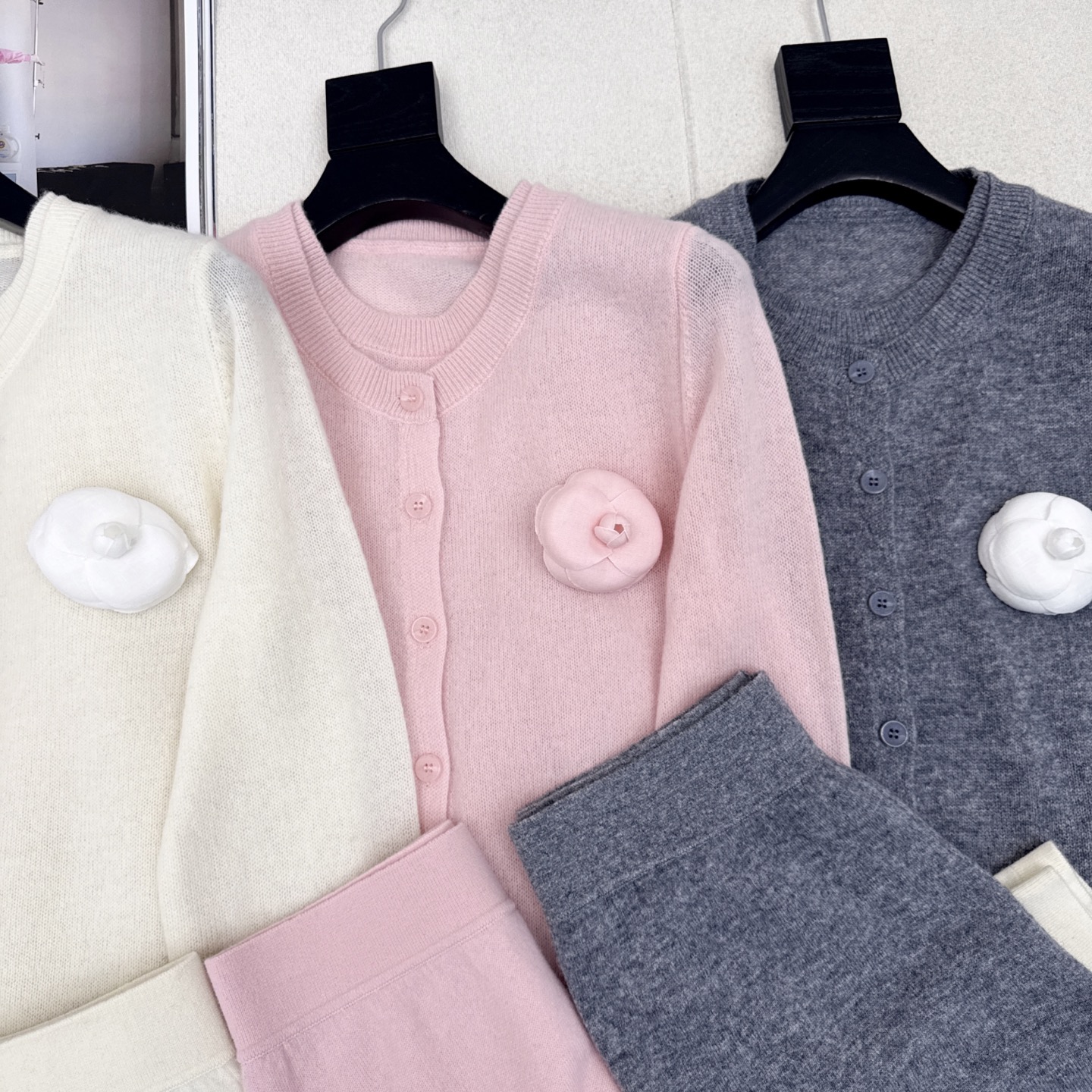 C家 25Ss———秋冬最新款慵懒风羊毛套装🤍立体山茶花装饰假两件毛衣+松紧腰直筒裤 百分百精纺羊毛纱线