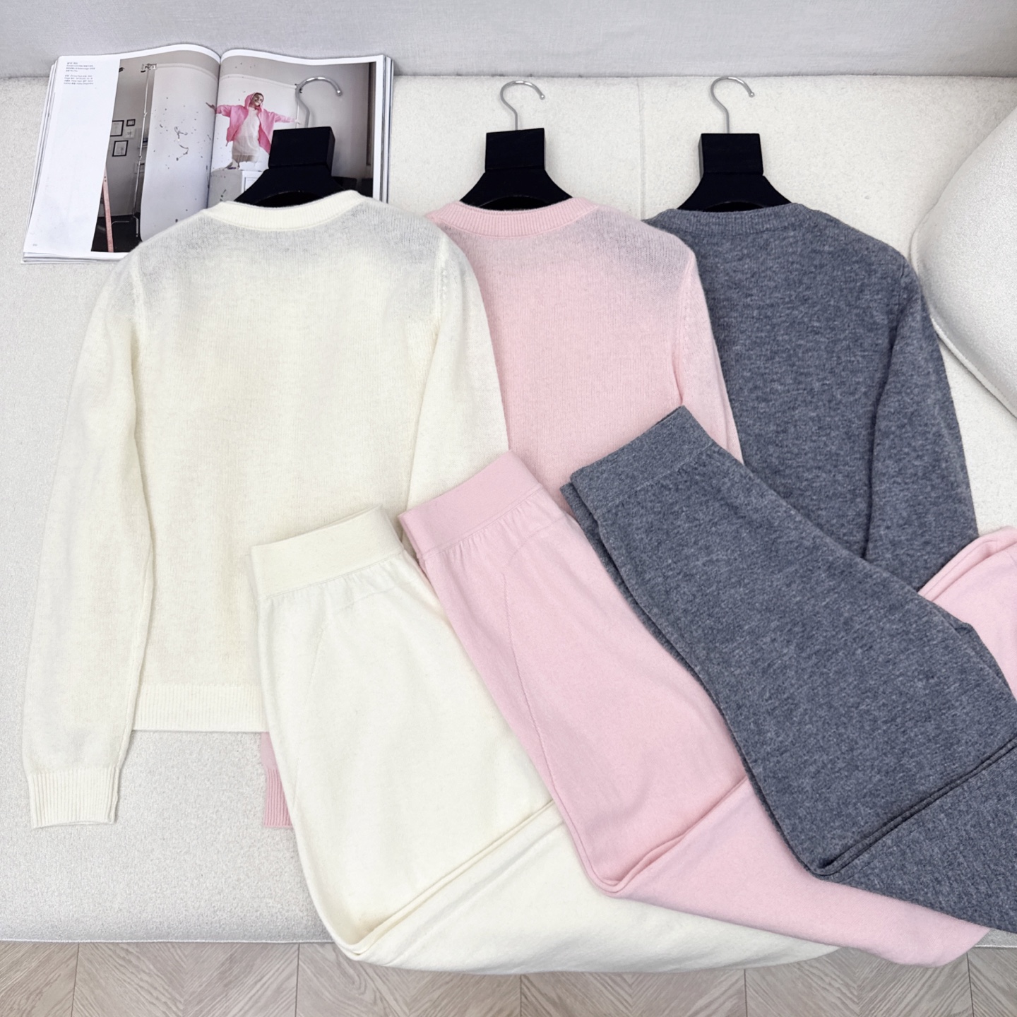 C家 25Ss———秋冬最新款慵懒风羊毛套装🤍立体山茶花装饰假两件毛衣+松紧腰直筒裤 百分百精纺羊毛纱线