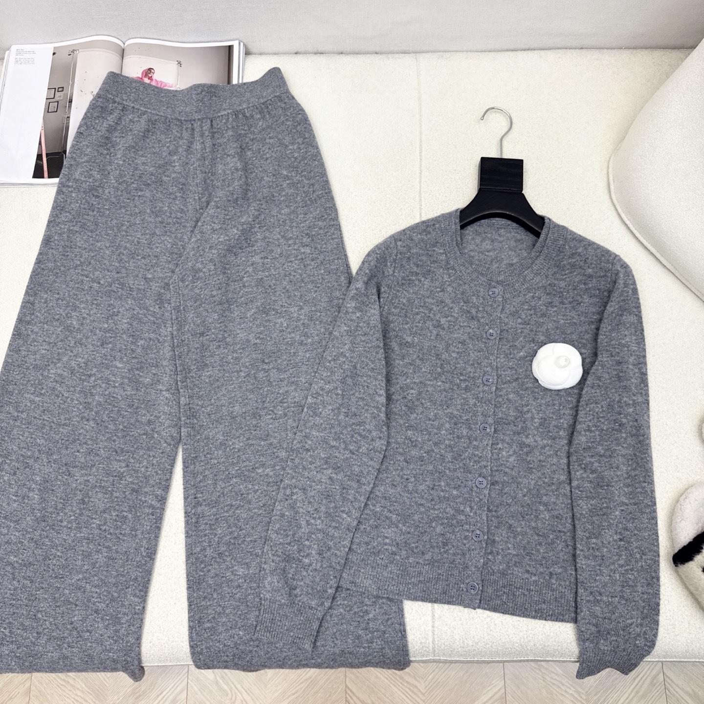 C家 25Ss———秋冬最新款慵懒风羊毛套装🤍立体山茶花装饰假两件毛衣+松紧腰直筒裤 百分百精纺羊毛纱线