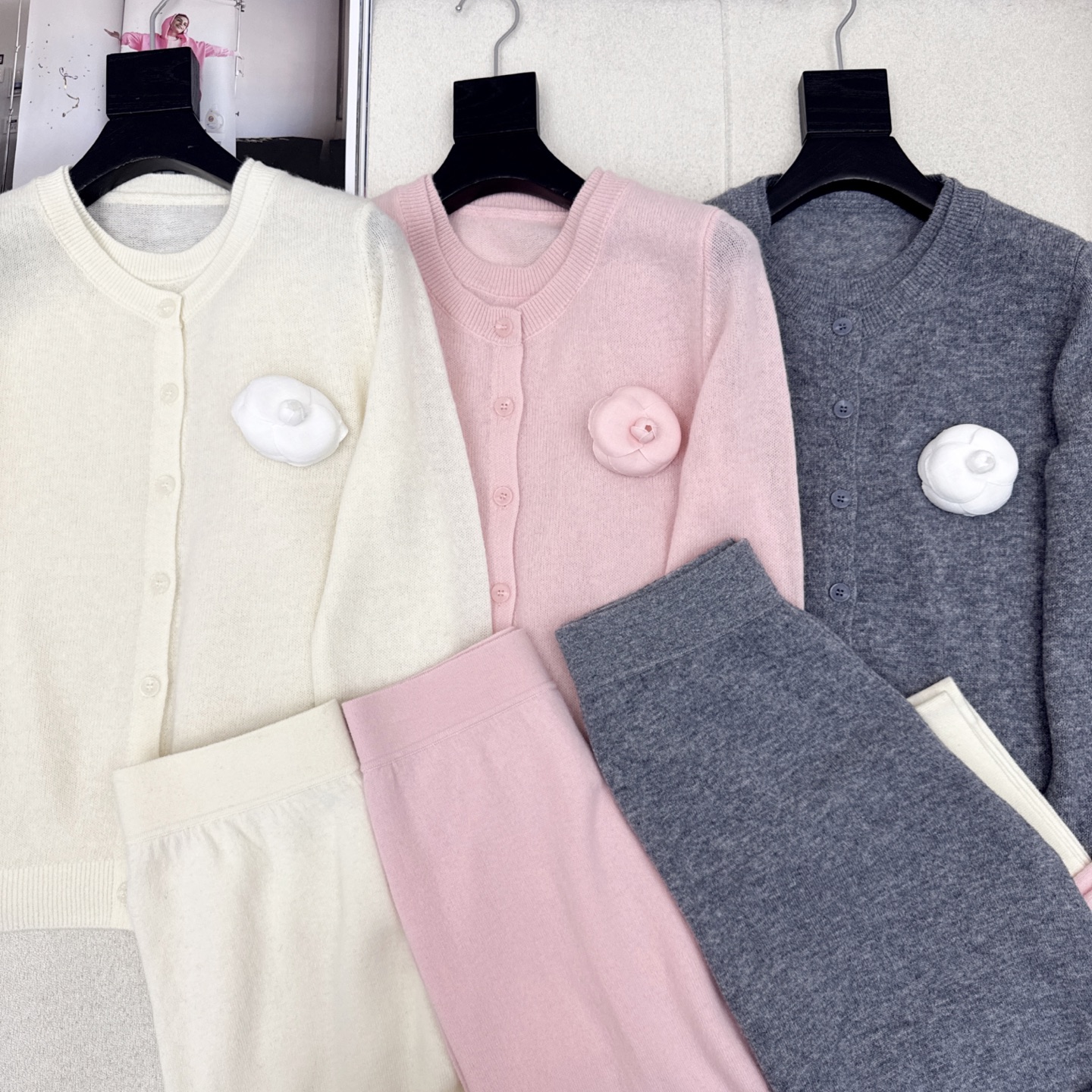 C家 25Ss———秋冬最新款慵懒风羊毛套装🤍立体山茶花装饰假两件毛衣+松紧腰直筒裤 百分百精纺羊毛纱线