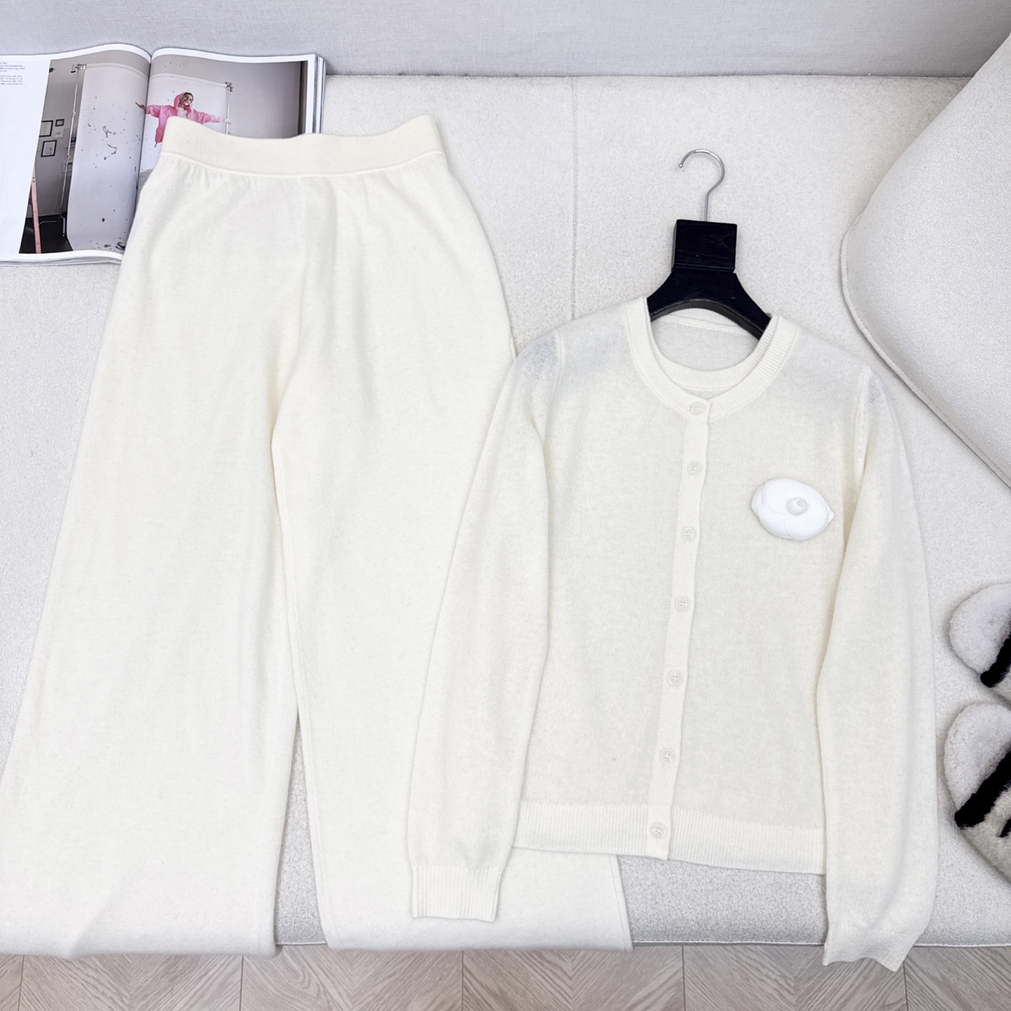 C家 25Ss———秋冬最新款慵懒风羊毛套装🤍立体山茶花装饰假两件毛衣+松紧腰直筒裤 百分百精纺羊毛纱线