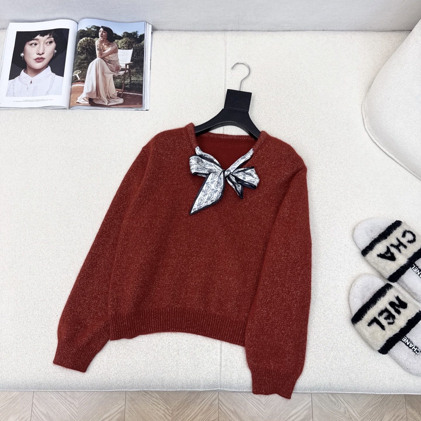 CD 25Ss————秋冬最新款丝巾装饰羊毛针织衫🤎必备减龄的学院风～～加厚的羊毛纱线 比较日常百搭的款
