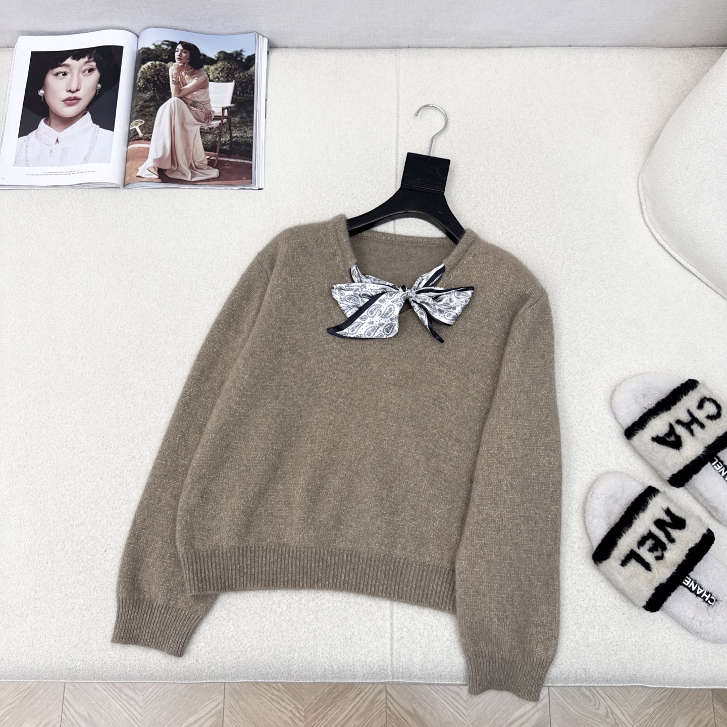 CD 25Ss————秋冬最新款丝巾装饰羊毛针织衫🤎必备减龄的学院风～～加厚的羊毛纱线 比较日常百搭的款