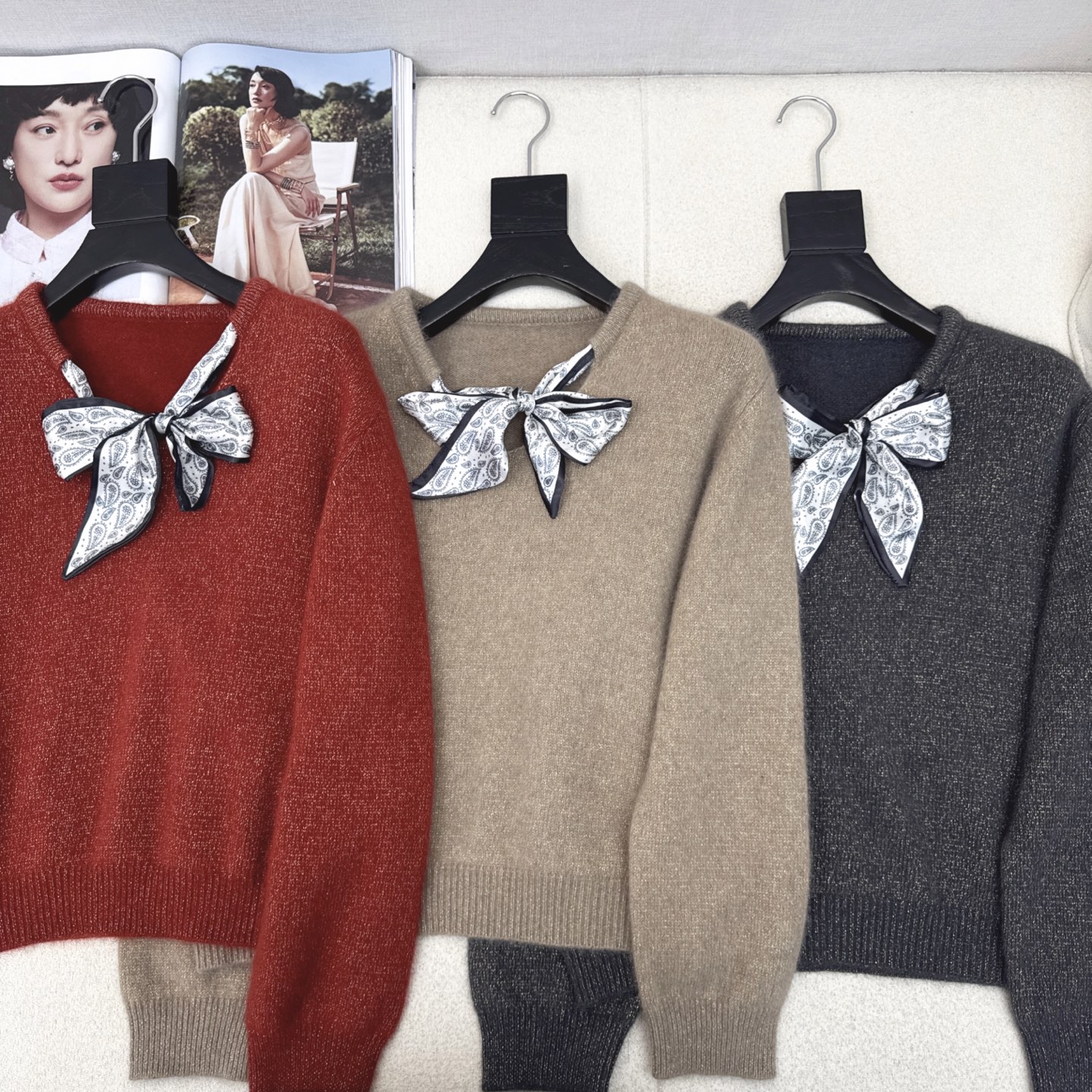 CD 25Ss————秋冬最新款丝巾装饰羊毛针织衫🤎必备减龄的学院风～～加厚的羊毛纱线 比较日常百搭的款