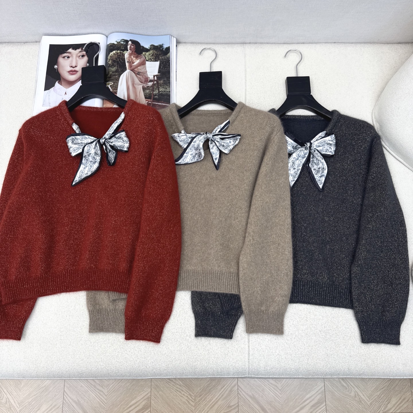 CD 25Ss————秋冬最新款丝巾装饰羊毛针织衫🤎必备减龄的学院风～～加厚的羊毛纱线 比较日常百搭的款