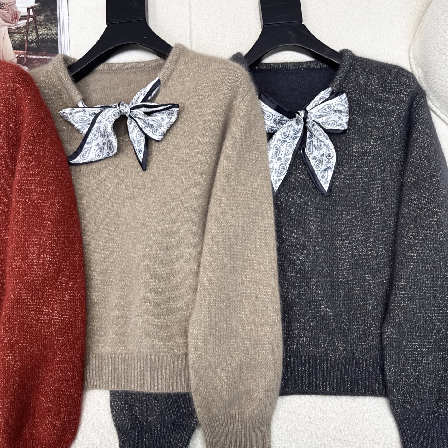 CD 25Ss————秋冬最新款丝巾装饰羊毛针织衫🤎必备减龄的学院风～～加厚的羊毛纱线 比较日常百搭的款