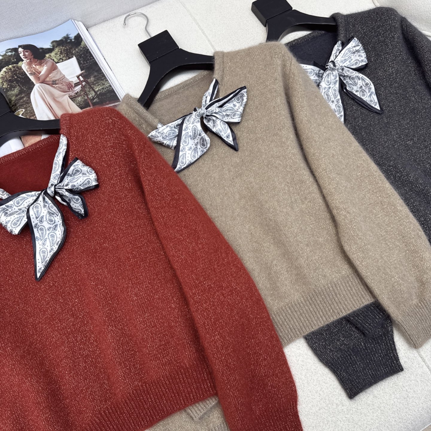 CD 25Ss————秋冬最新款丝巾装饰羊毛针织衫🤎必备减龄的学院风～～加厚的羊毛纱线 比较日常百搭的款