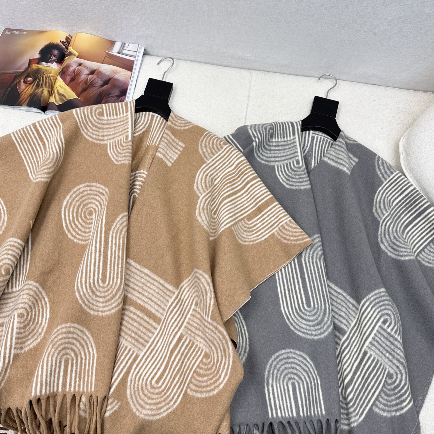 Her 25Ss————秋冬最新款经典提织斗篷披肩外套🤎纯手工滚边流须工艺 不规则垂坠感帅气摩登 高级配