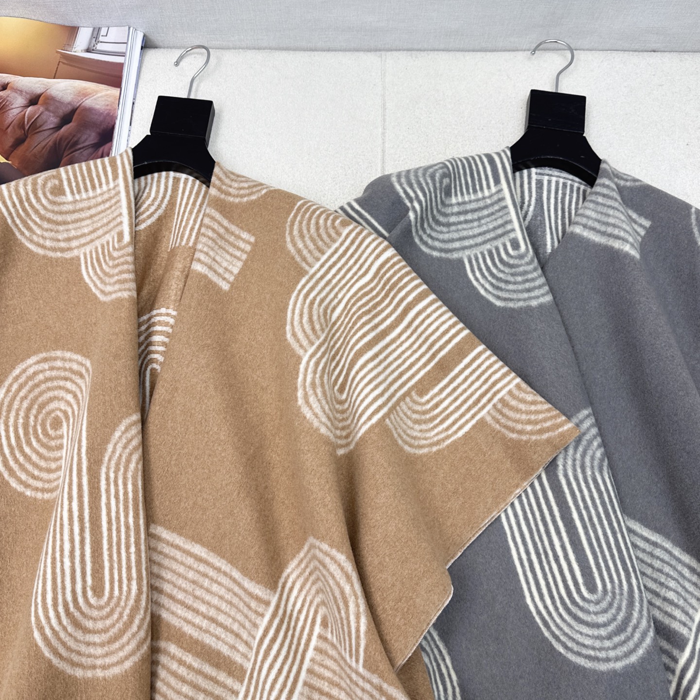 Her 25Ss————秋冬最新款经典提织斗篷披肩外套🤎纯手工滚边流须工艺 不规则垂坠感帅气摩登 高级配