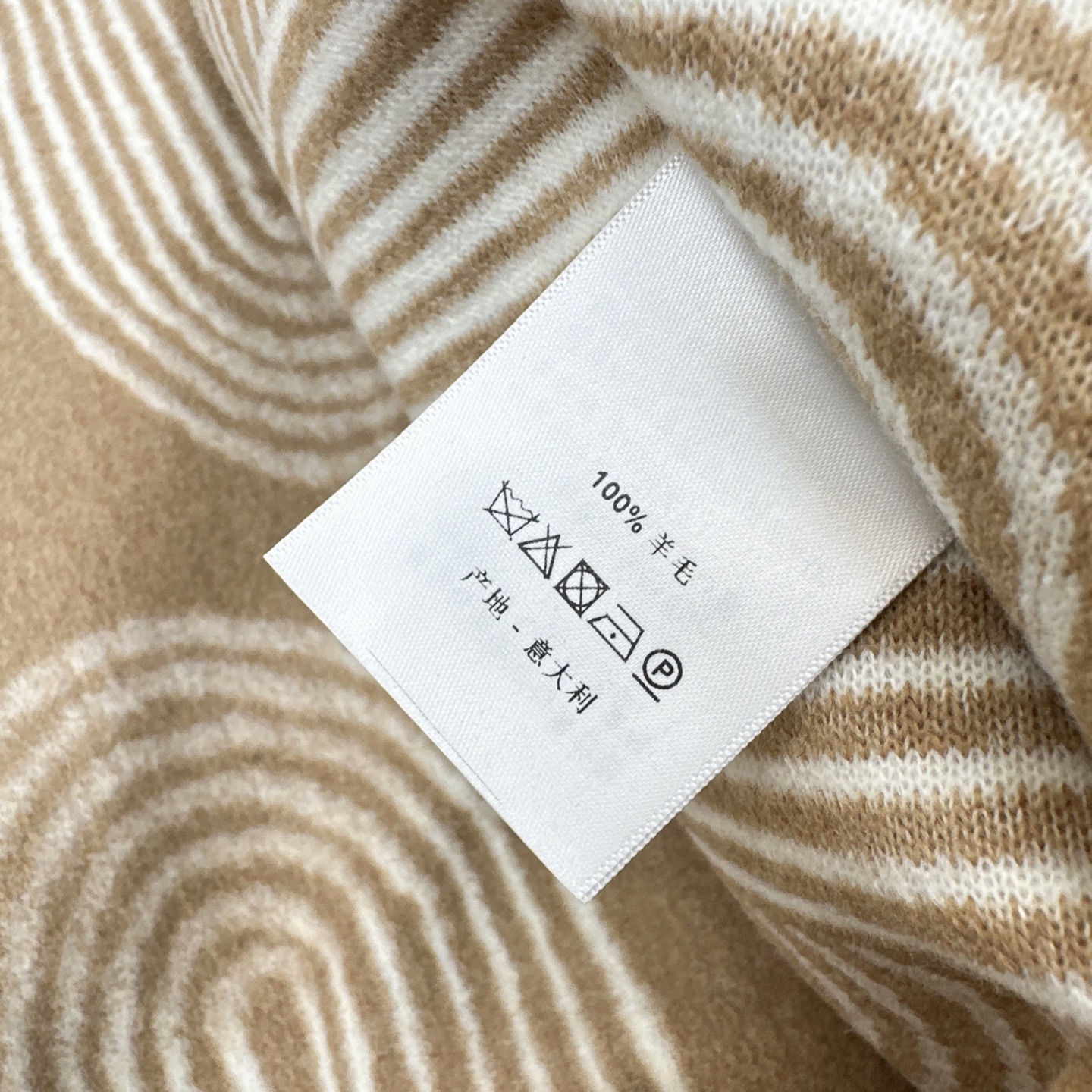 Her 25Ss————秋冬最新款经典提织斗篷披肩外套🤎纯手工滚边流须工艺 不规则垂坠感帅气摩登 高级配