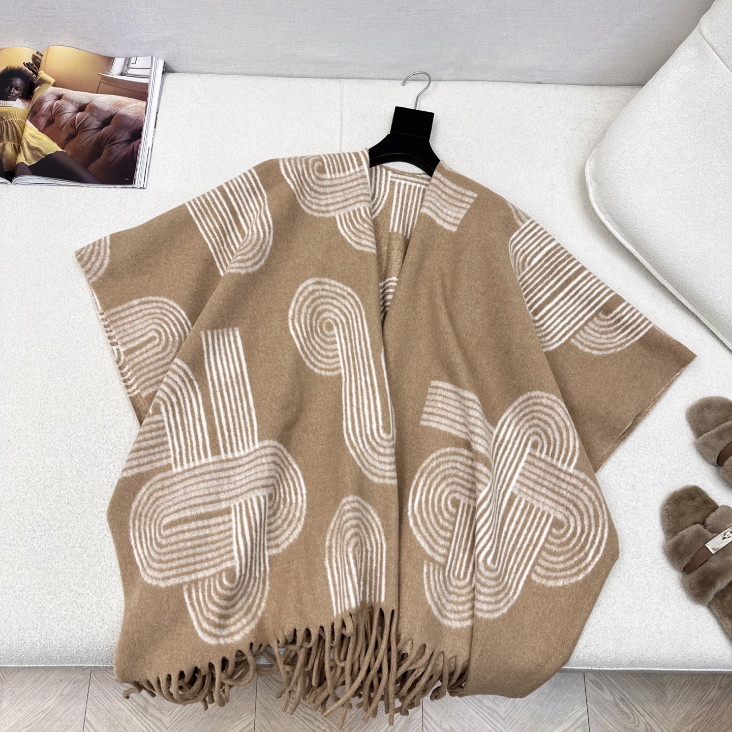 Her 25Ss————秋冬最新款经典提织斗篷披肩外套🤎纯手工滚边流须工艺 不规则垂坠感帅气摩登 高级配