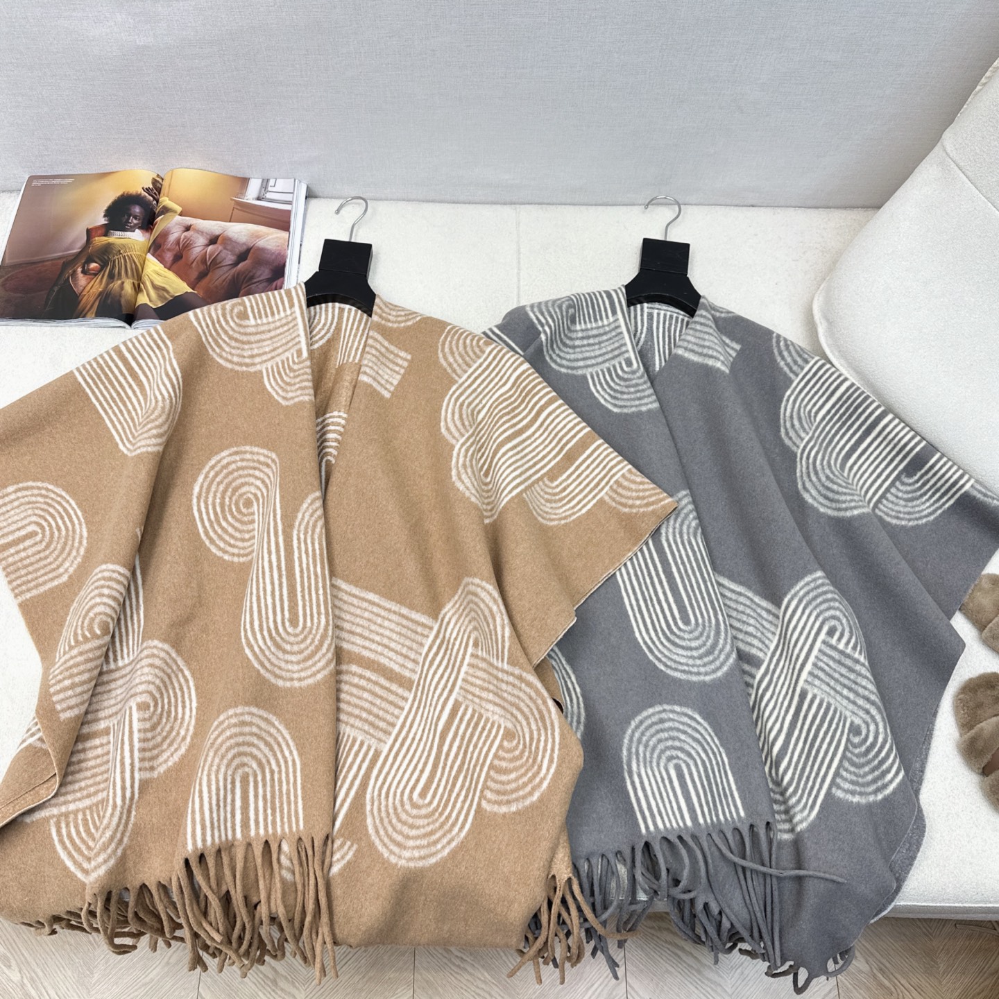 Her 25Ss————秋冬最新款经典提织斗篷披肩外套🤎纯手工滚边流须工艺 不规则垂坠感帅气摩登 高级配