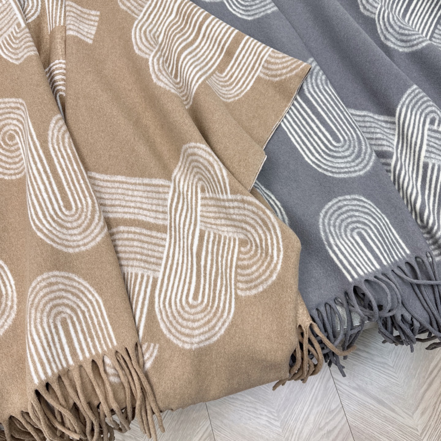 Her 25Ss————秋冬最新款经典提织斗篷披肩外套🤎纯手工滚边流须工艺 不规则垂坠感帅气摩登 高级配