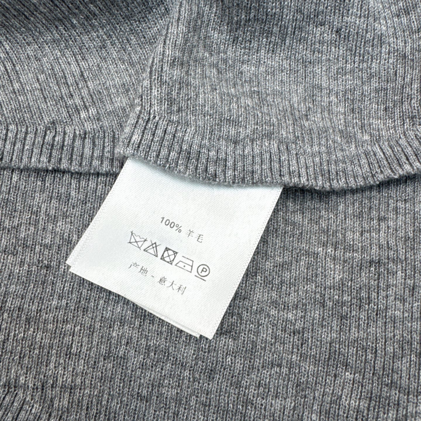 独家款～ Miu 25Ss———秋冬最新款袖子镂空花边拼接羊毛V领打底毛衣 🖤闭眼冲 ～袖口精致镂空绣花