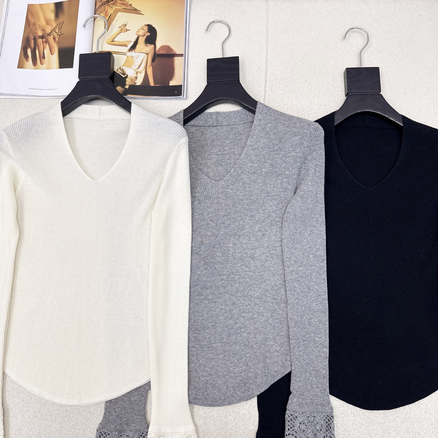 独家款～ Miu 25Ss———秋冬最新款袖子镂空花边拼接羊毛V领打底毛衣 🖤闭眼冲 ～袖口精致镂空绣花