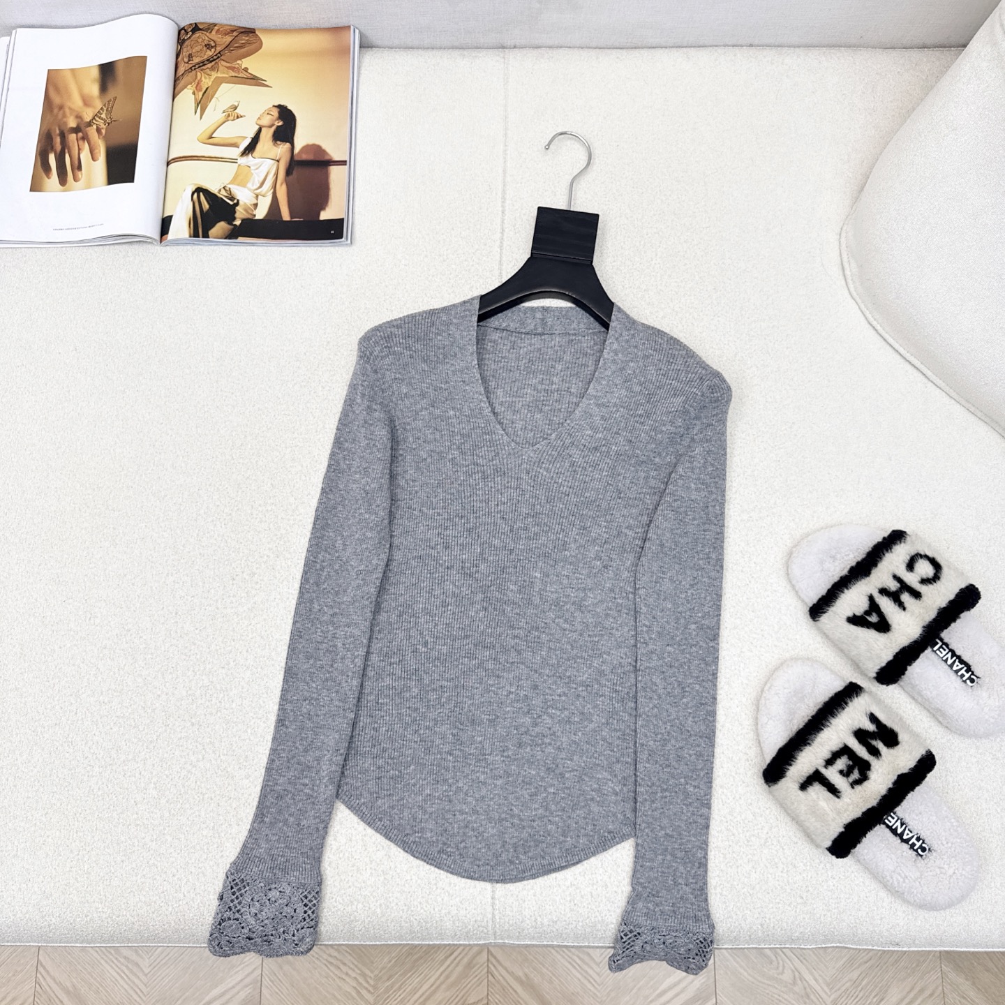 独家款～ Miu 25Ss———秋冬最新款袖子镂空花边拼接羊毛V领打底毛衣 🖤闭眼冲 ～袖口精致镂空绣花