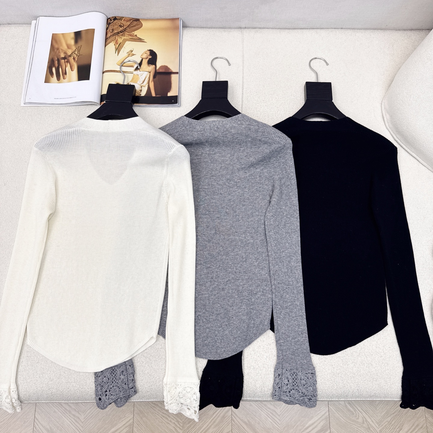 独家款～ Miu 25Ss———秋冬最新款袖子镂空花边拼接羊毛V领打底毛衣 🖤闭眼冲 ～袖口精致镂空绣花