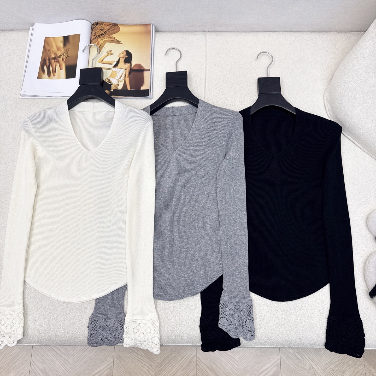 独家款～ Miu 25Ss———秋冬最新款袖子镂空花边拼接羊毛V领打底毛衣 🖤闭眼冲 ～袖口精致镂空绣花