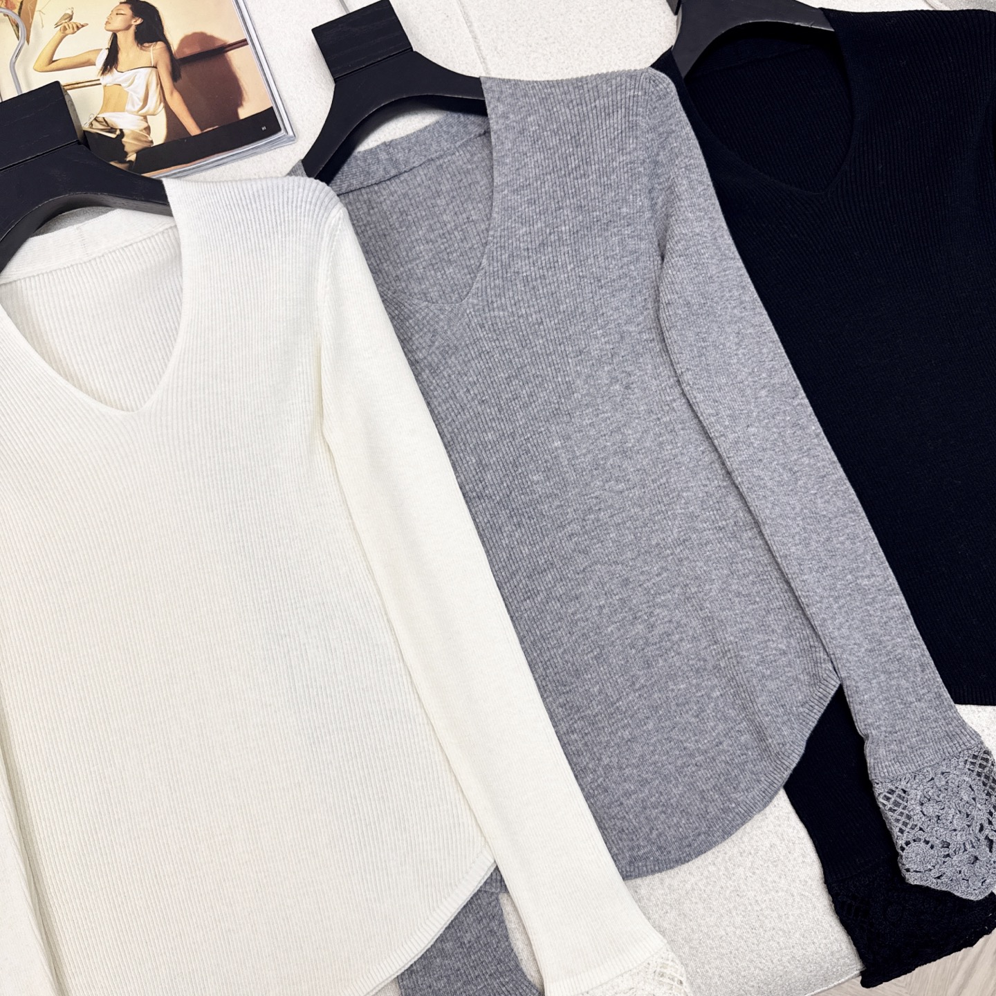 独家款～ Miu 25Ss———秋冬最新款袖子镂空花边拼接羊毛V领打底毛衣 🖤闭眼冲 ～袖口精致镂空绣花