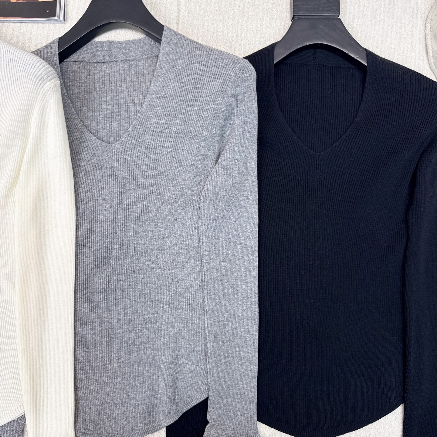 独家款～ Miu 25Ss———秋冬最新款袖子镂空花边拼接羊毛V领打底毛衣 🖤闭眼冲 ～袖口精致镂空绣花