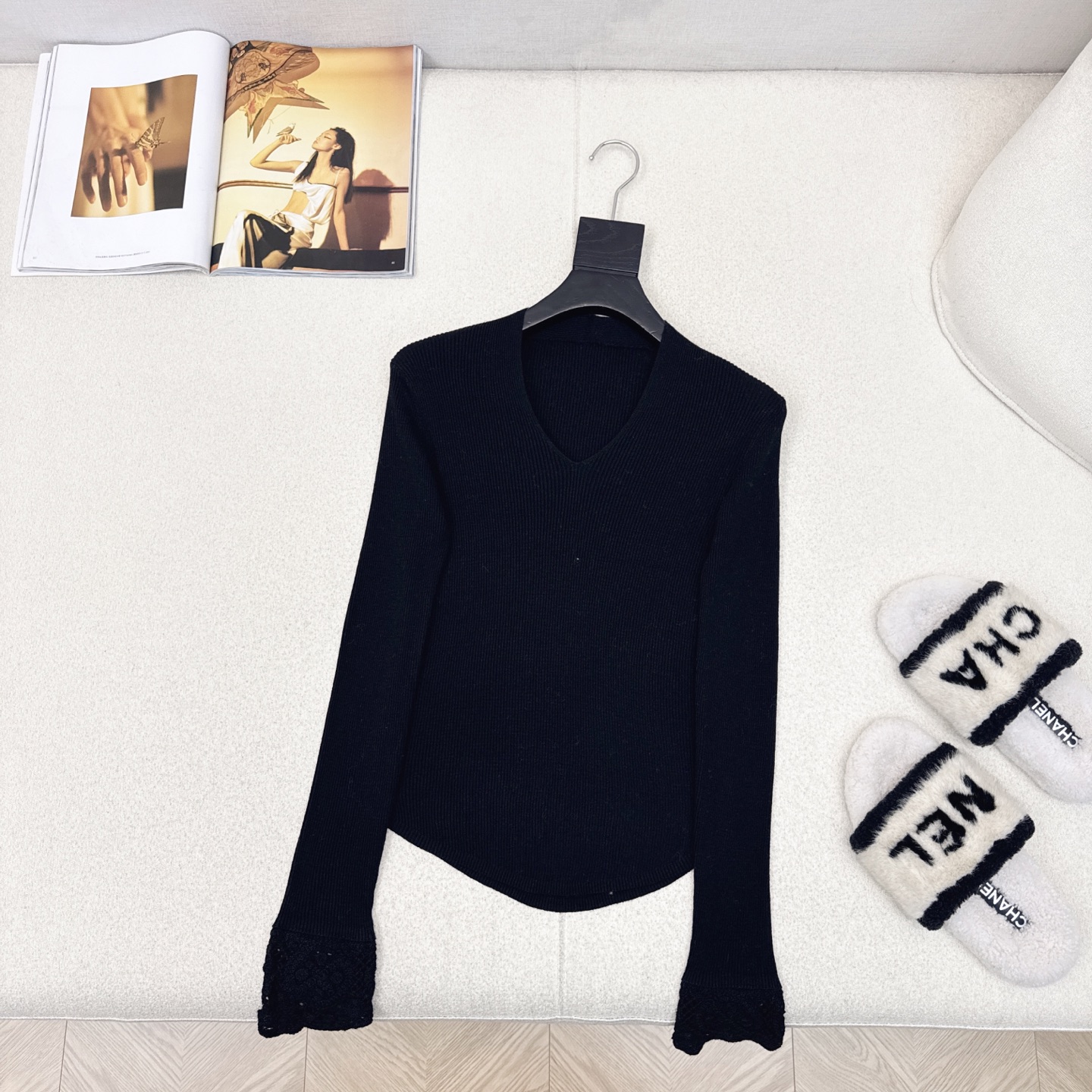 独家款～ Miu 25Ss———秋冬最新款袖子镂空花边拼接羊毛V领打底毛衣 🖤闭眼冲 ～袖口精致镂空绣花